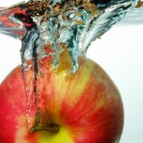 水に落ちたリンゴ